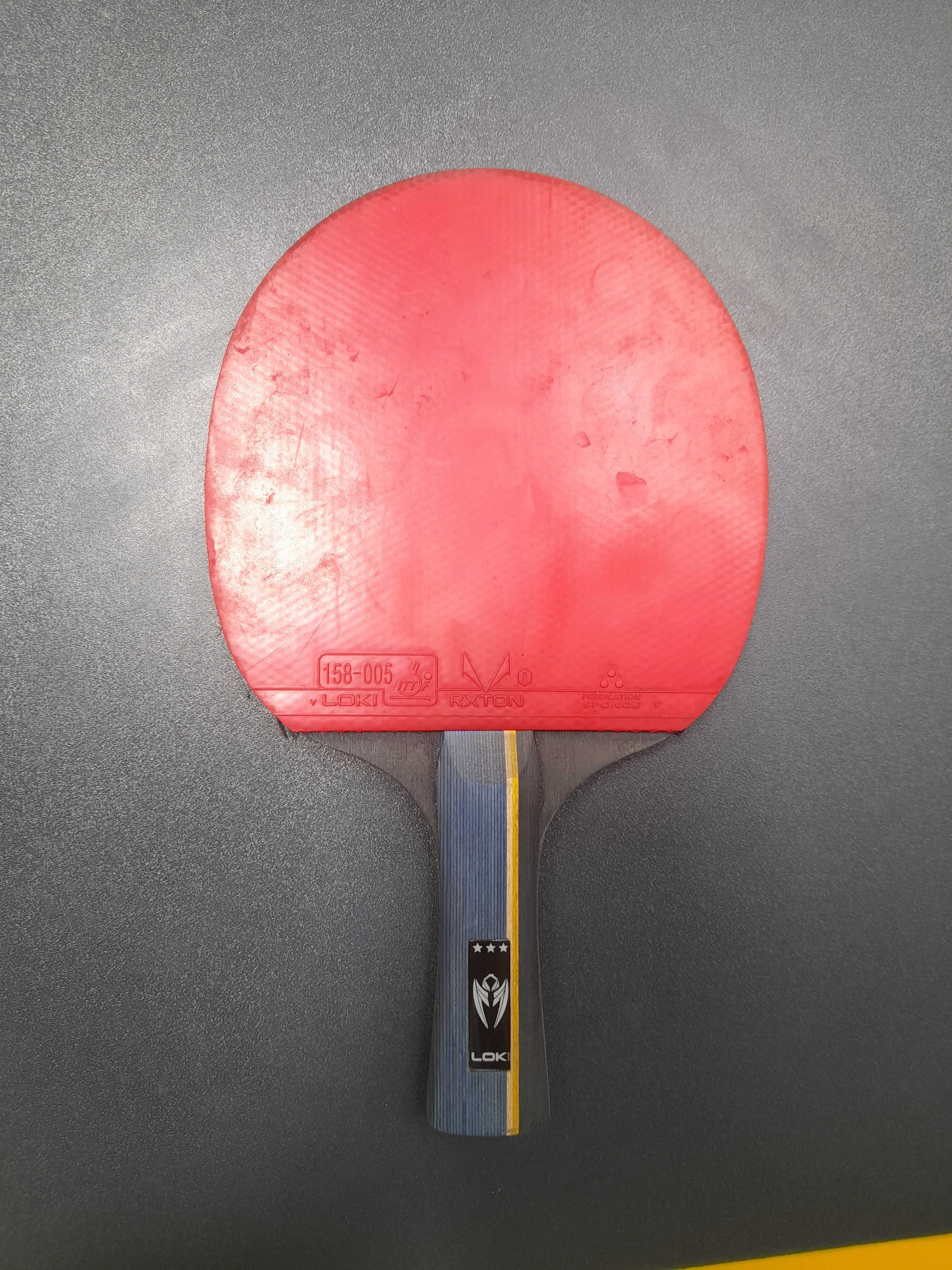 Tennis stoli, setka va 2 ta Loki 3 star raketkasi bilan birga