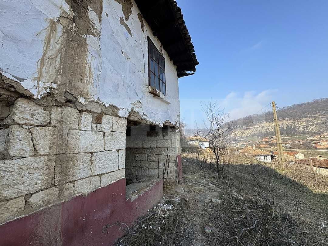 Къща в живописното село Сваленик