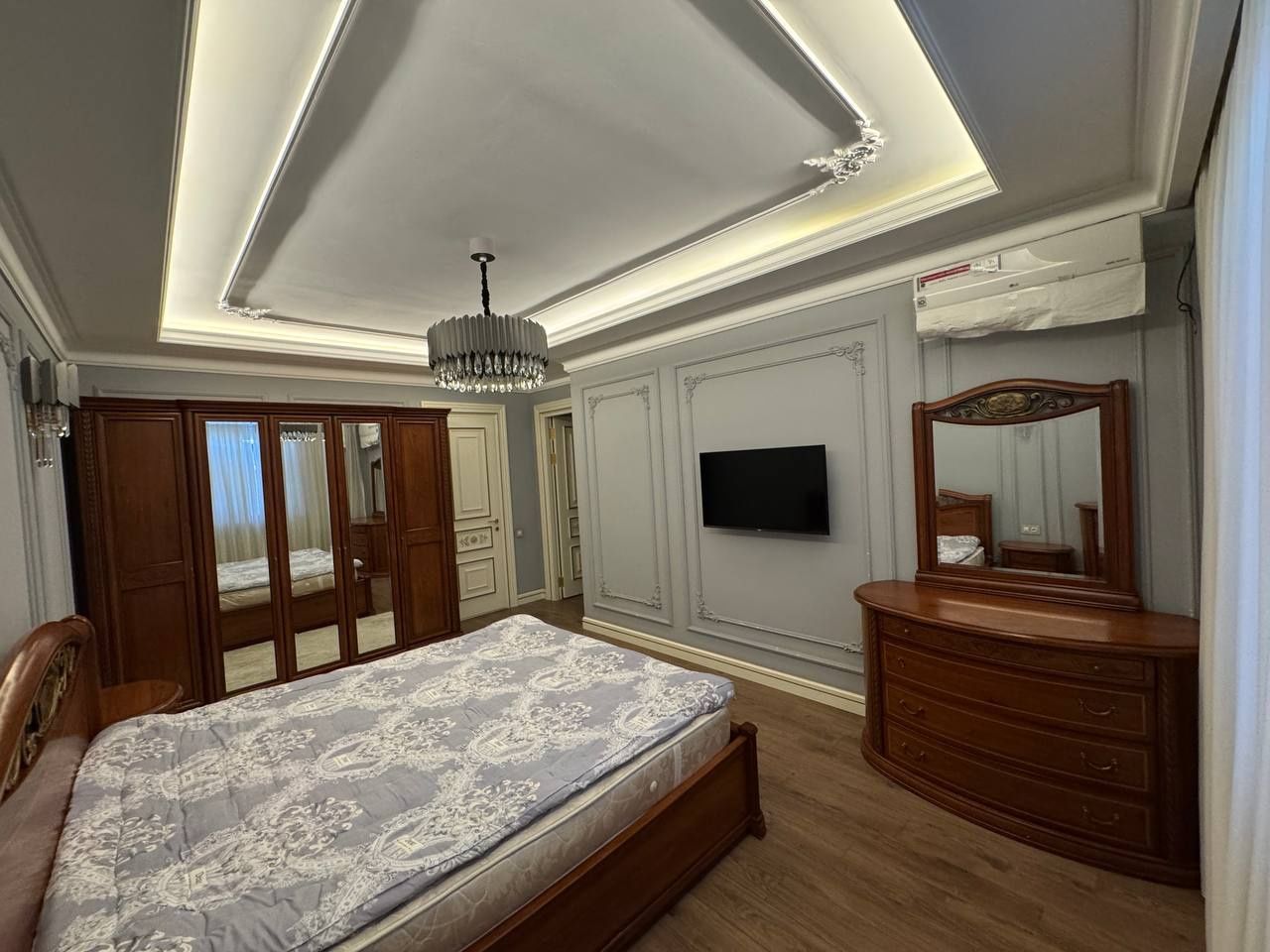 Аренда 4/7/8 Себзор Ж/К Golden House 140-кв.м 2 та санузел бор
