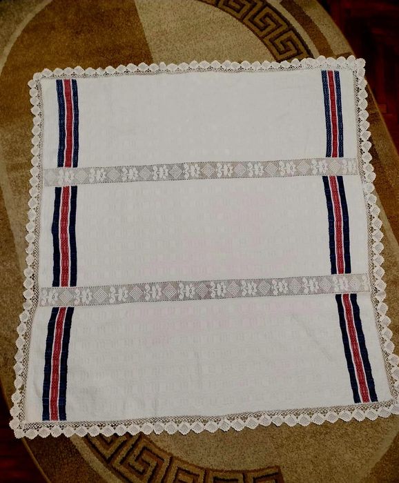 Fata de masa țesută trafitional