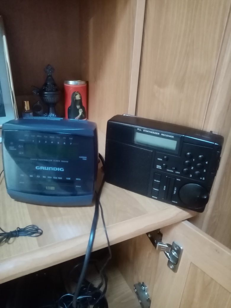 Vind radio cu ceas grunding și digital