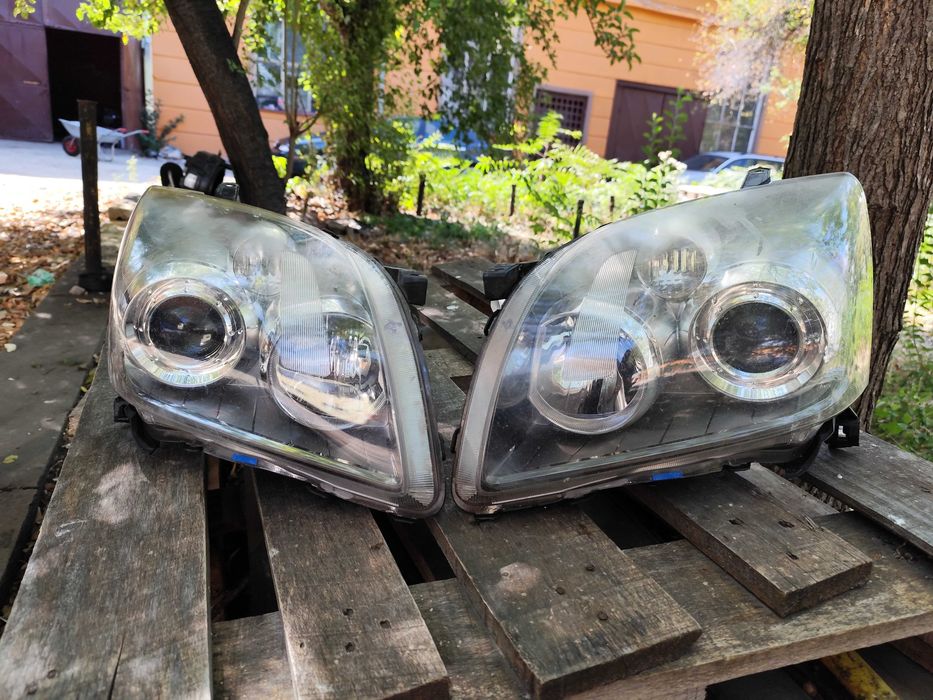 2бр фарове за тойота авенсиз