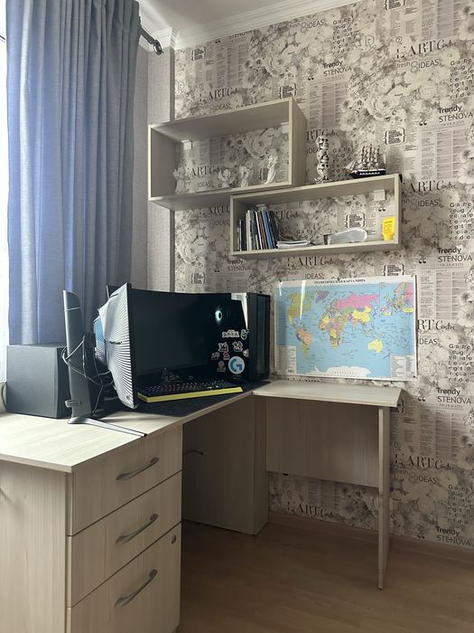 Продается стол компьютерный угловой с подвесными полками