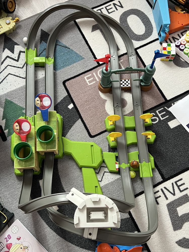 Писта на Mario kart и hot wheels