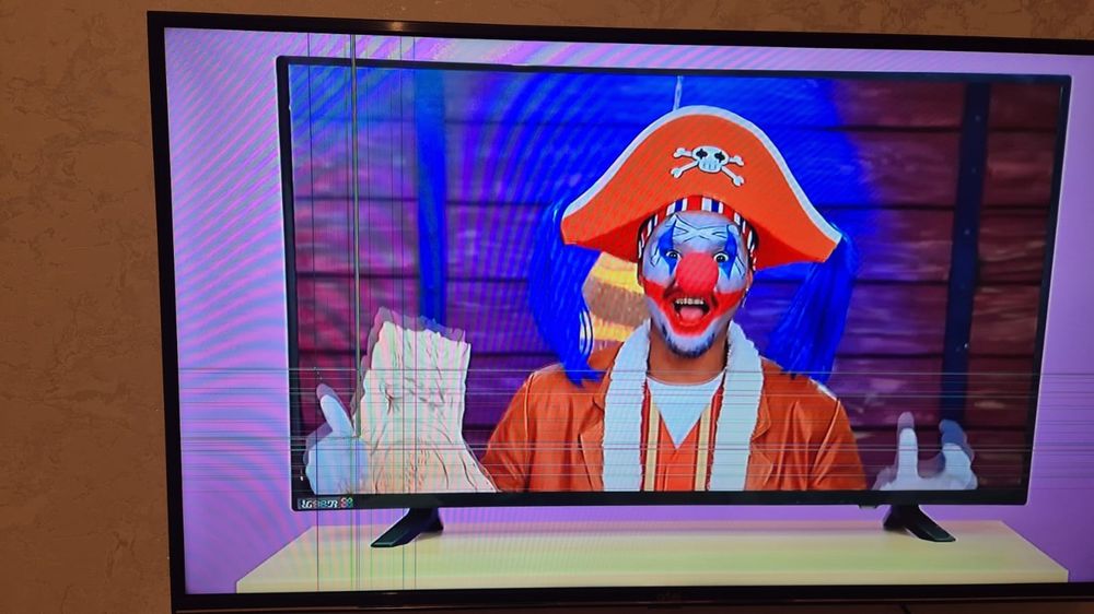 Artel 102см. Экран треснул.