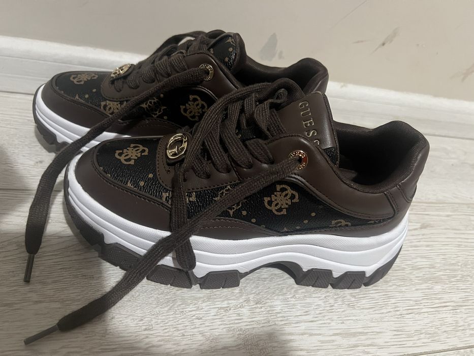 Дамски маратонки Guess в кафяво