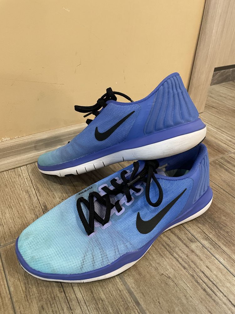 Маратонки NIKE номер 39