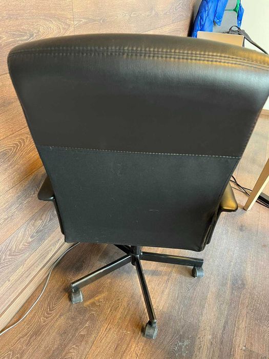 6 офис стола – въртящи, 4 кожени + 2 текстилни