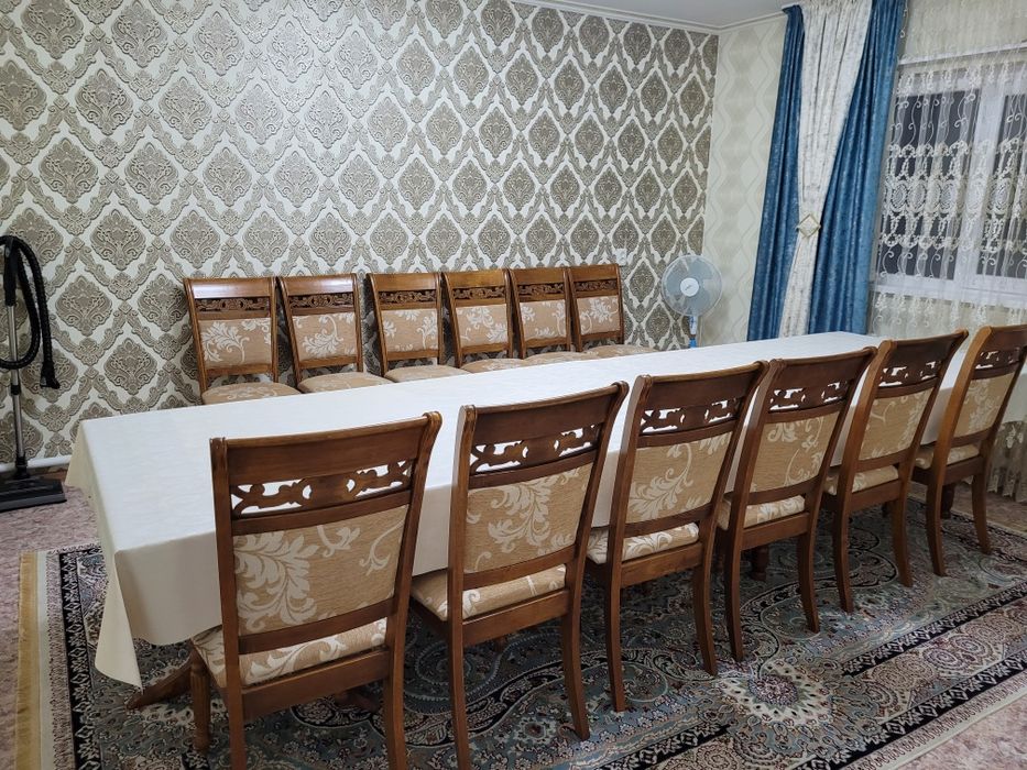 Стол и стулья для гостинной