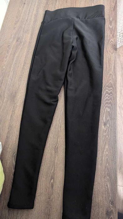 Клин за жени в черен цвят, подходящ за зимния период