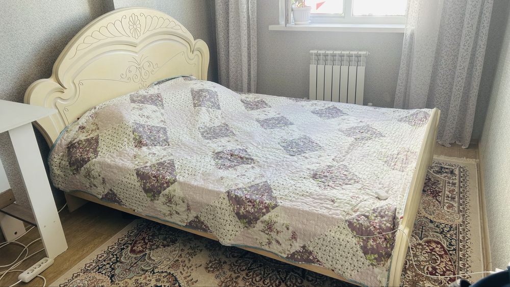 Продается спальный кровать с комодом