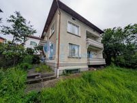 Двуетажна тухлена къща с панорамна гледка в град Плачковци
