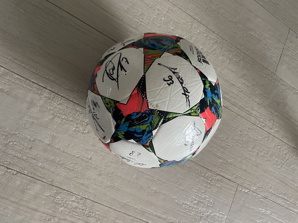 Колекционерска топка с автографите на Лудогорец Разград