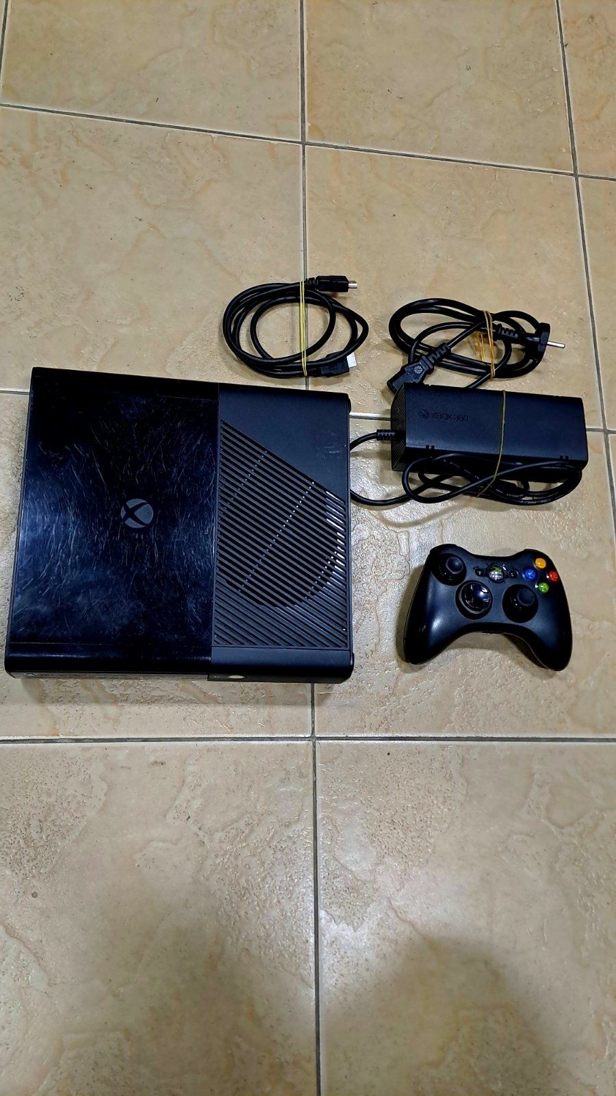 XBox 360 с 1 оригинален безкабелен джойстик ПЕРФЕКТНО РАБОТЕЩ  -200лв