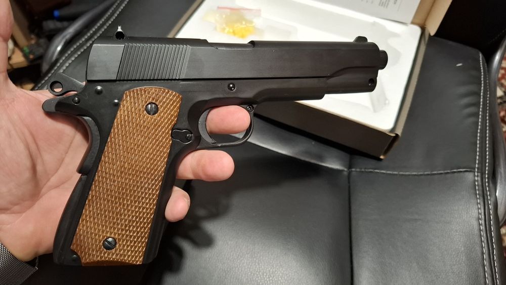 Replica airsoft Colt 1911  pe arc full metal.