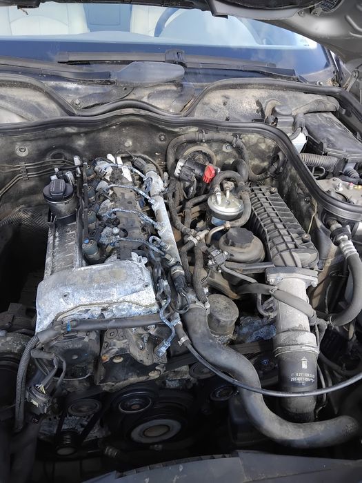 Vând motor e 220 cdi