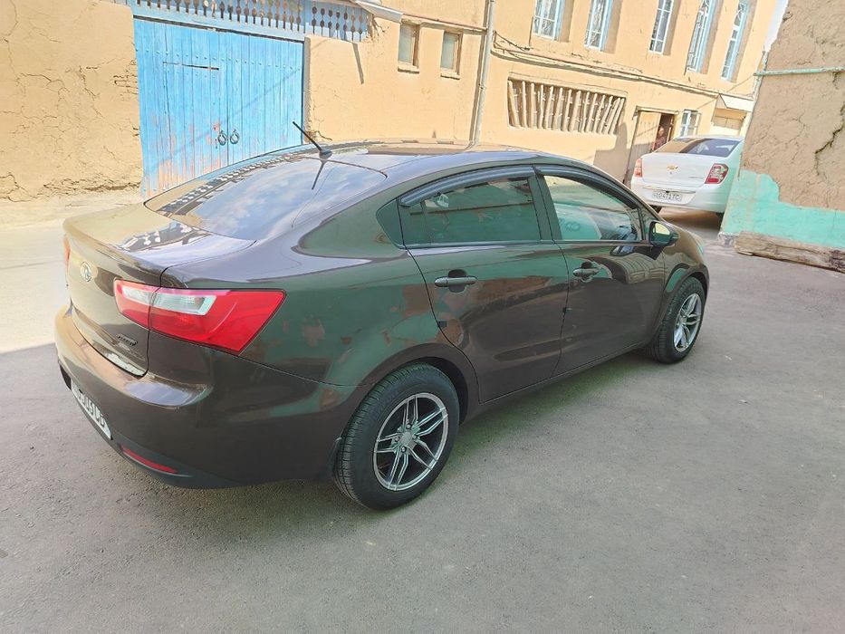 Автомобиль Kia Rio 2013 года
