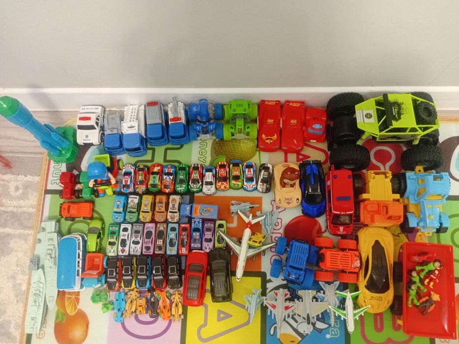 Набор машинок продам