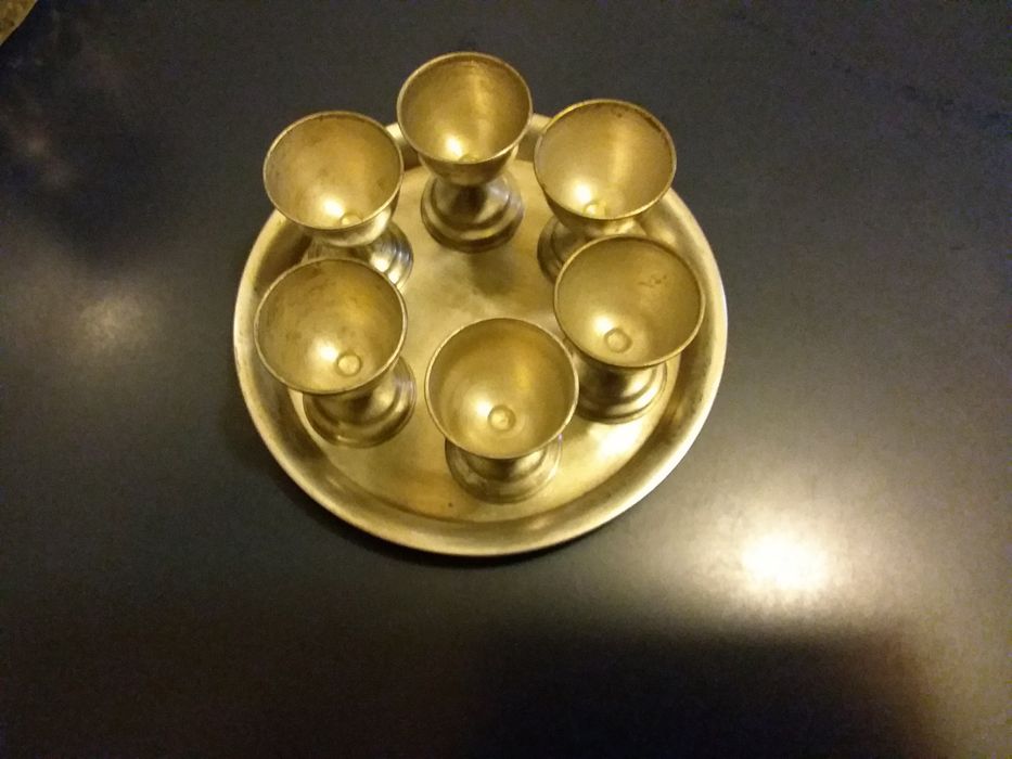 Tava cu 6 pahare argintate.
