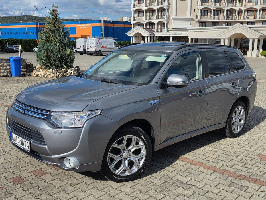 Mitsubishi Outlander 2.0 Benzina + Electric, 4x4, Automata, Dotari TOP