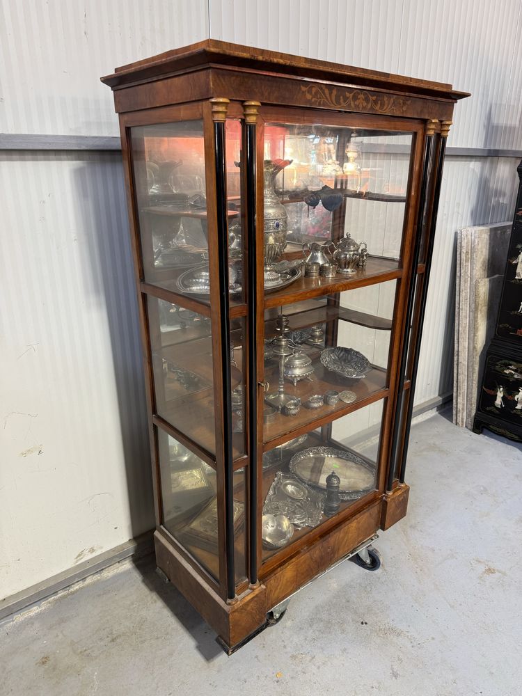 Vitrina biedermeier din lemn cu intarsii si coloane