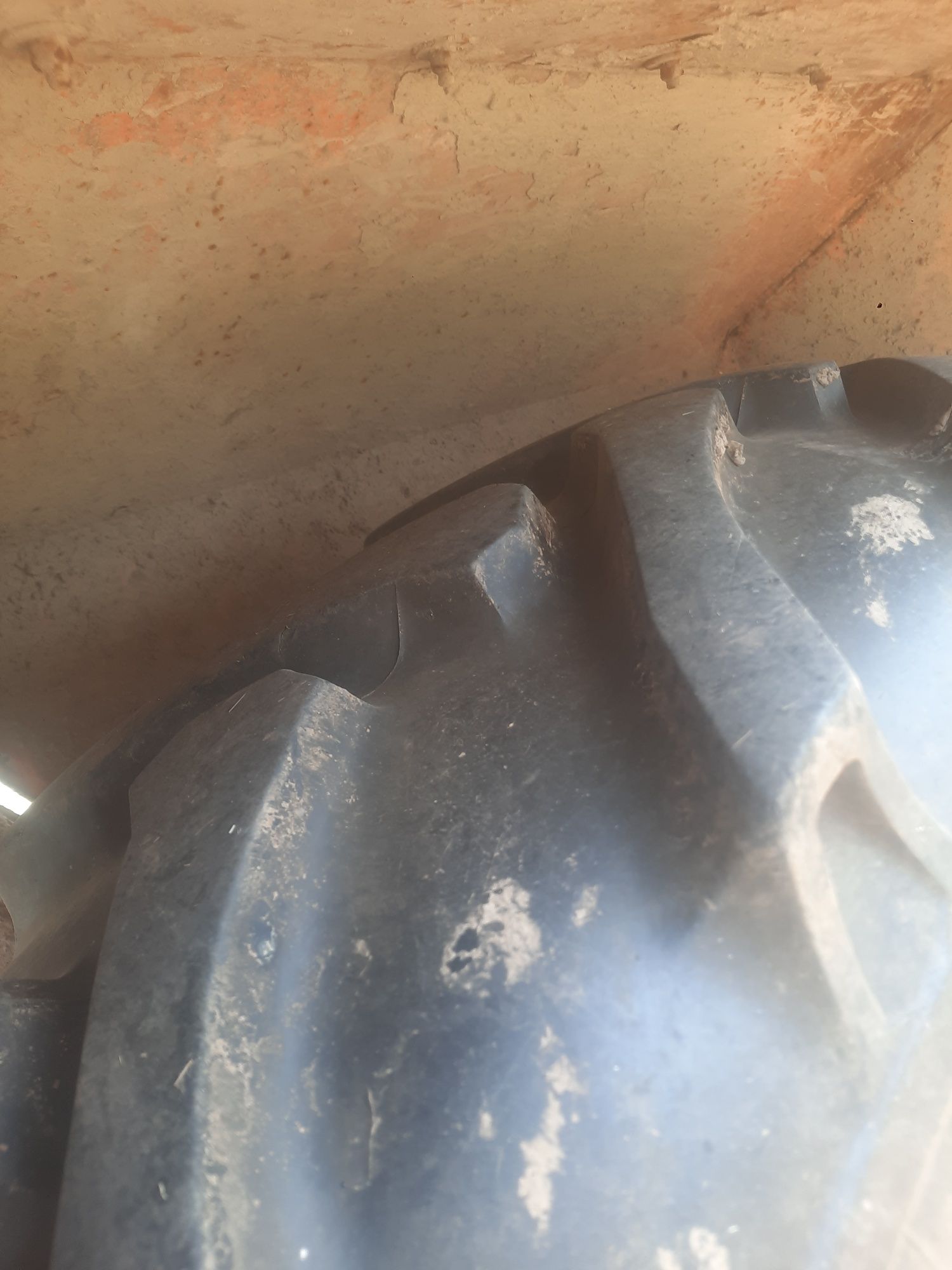Vând 650 caucicuri spate noi