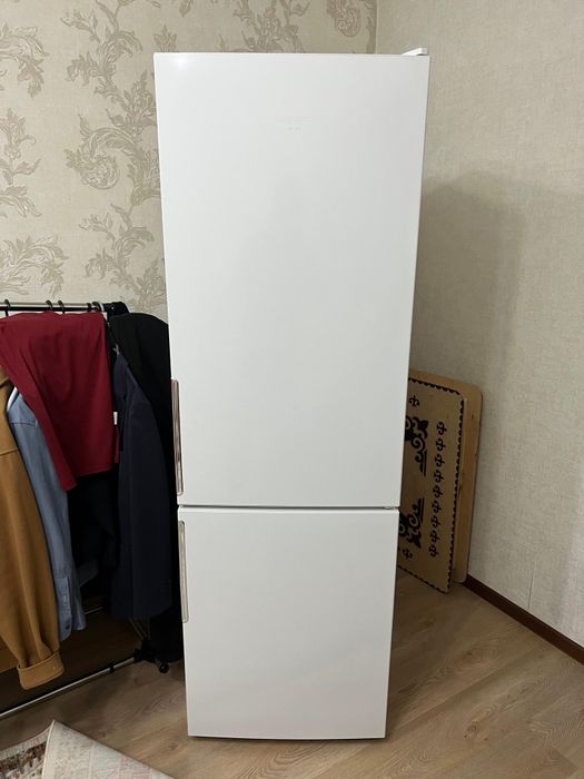 Холодильник ARISTON No Frost в хорошем рабочем состояние