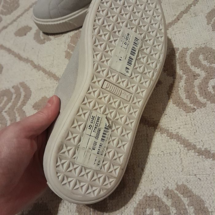 Tenesi gri din piele intoarsa, noi