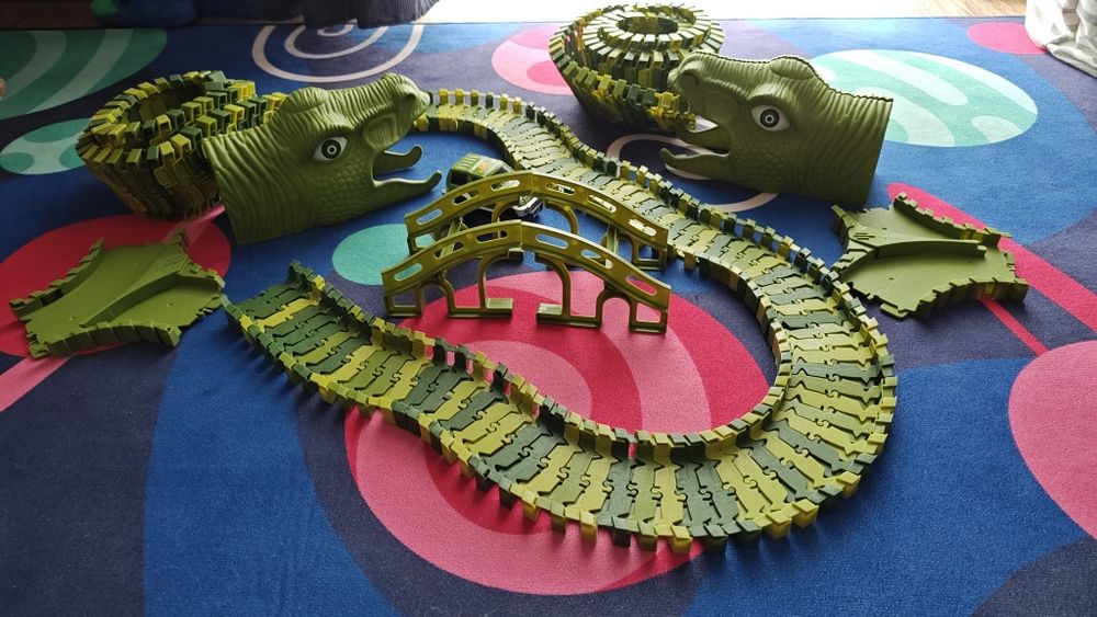 Traseu pista flexibila dinozauri