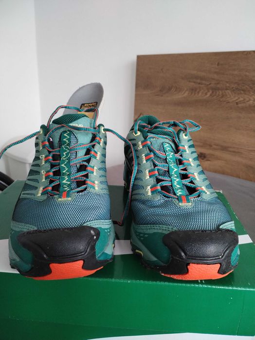 De vînzare, adidași, marca La Sportiva