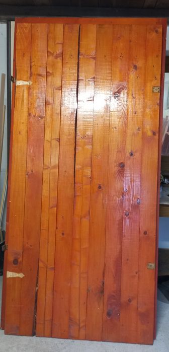 Vand geam și usa lemn cu obloane