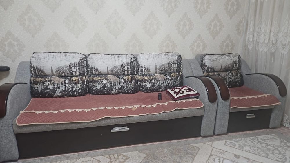 Продаются диван и одно кресло в хорошем состоянии.