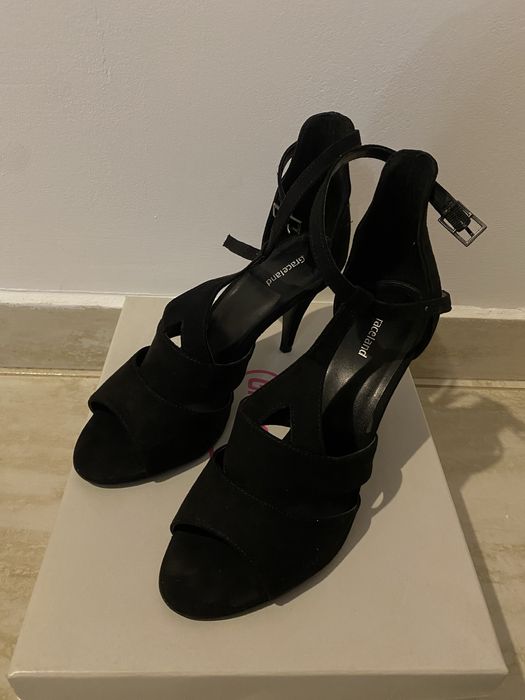 Sandale negre cu toc