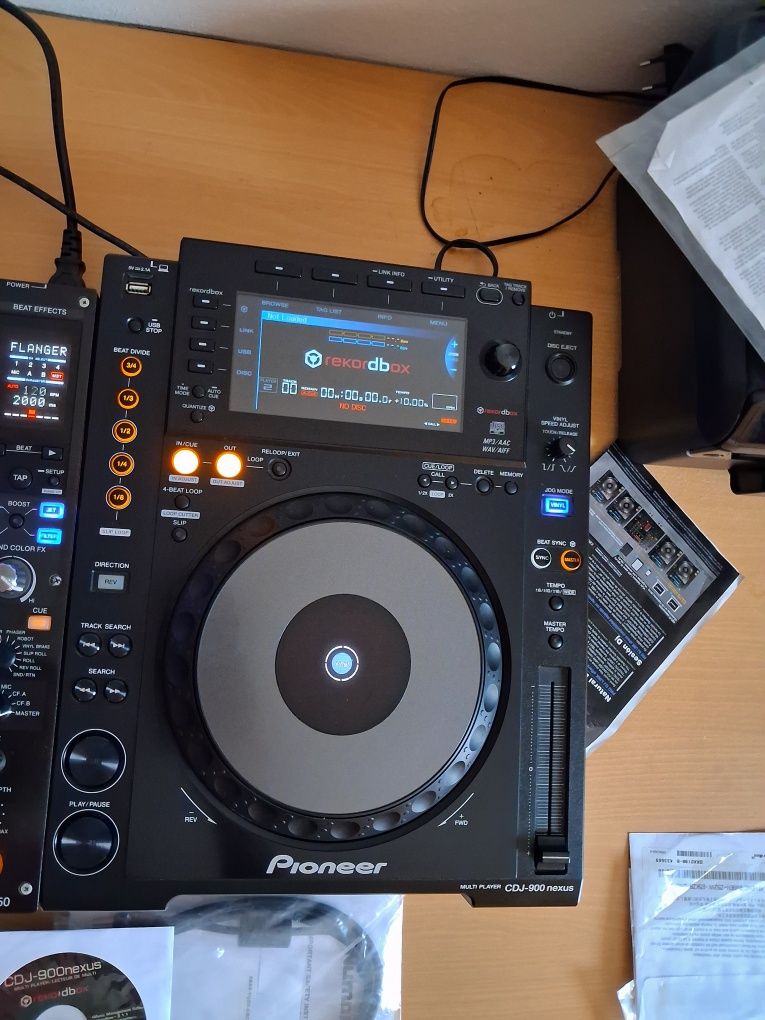 Pioneer CDJ-900 nexus playere si mixer DJM-750