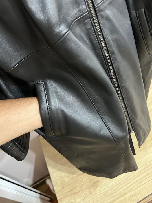 Geaca lunga din piele neagra naturala, moale, marimea 50.