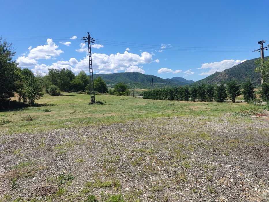 Teren de vânzare/închiriat la 11 km de Autostrada