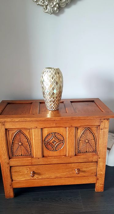 Ladă veche din lemn masiv sculptat