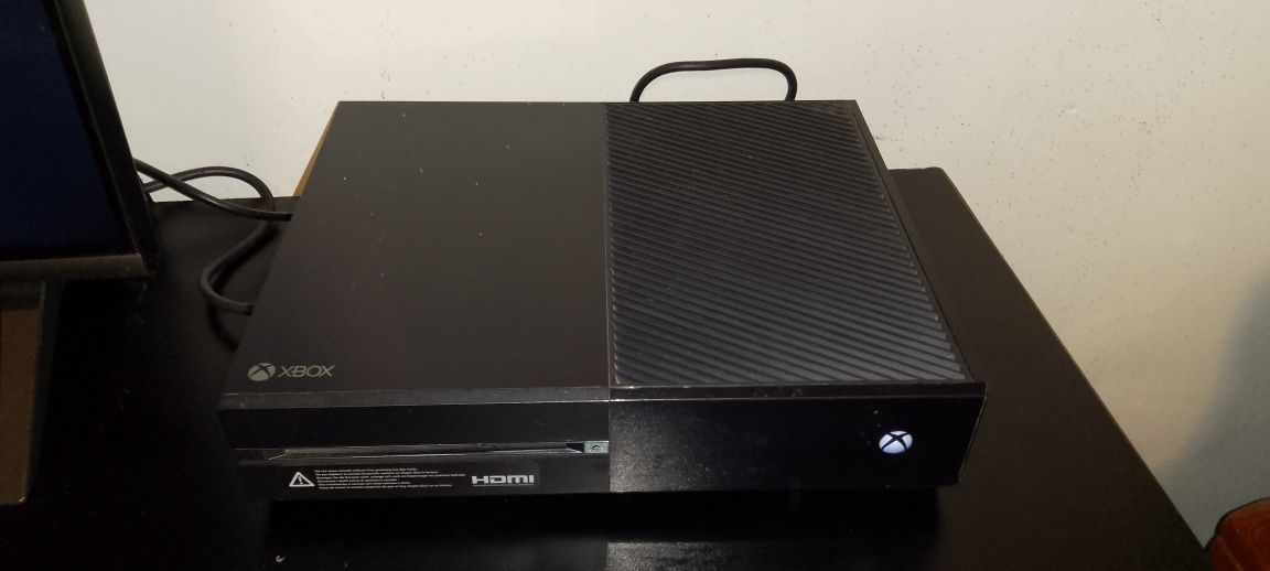 Vând Xbox one (2013) +controllere + 6 jocuri + volan cu 2 pedale