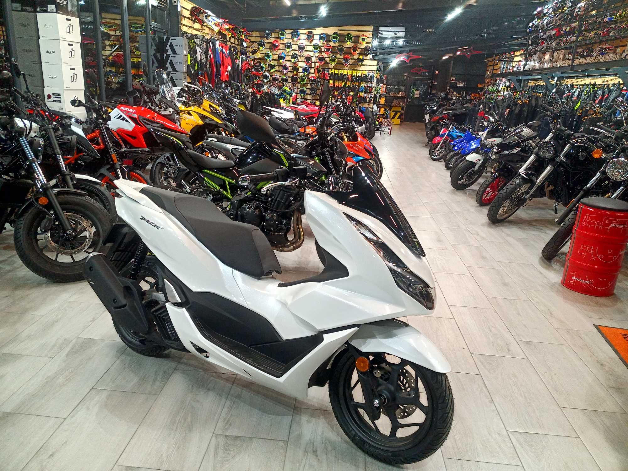 Honda PCX 125 nou 0km-se conduce cu B- stoc EST BIKE Campina