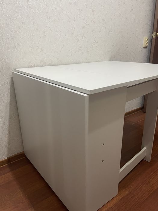 Продаю стол книжку