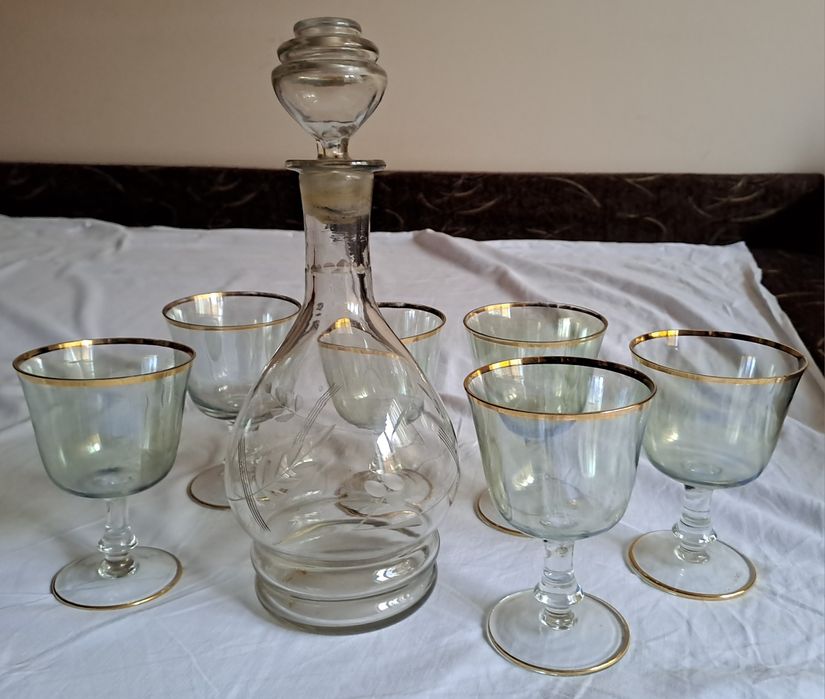 Set 6 pahare transparente si carafa cu bordura aurie