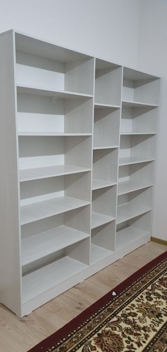 Kitoblar va buyumlar uchun maxsus javon