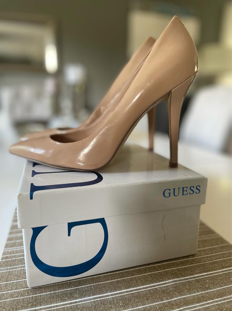 Бежови лачени токчета Guess размер 39