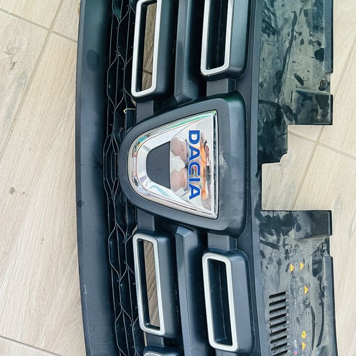 Masca intre faruri dacia sandero 2 facelift