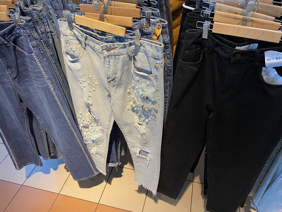 Lot/stoc de haine noi en-gros