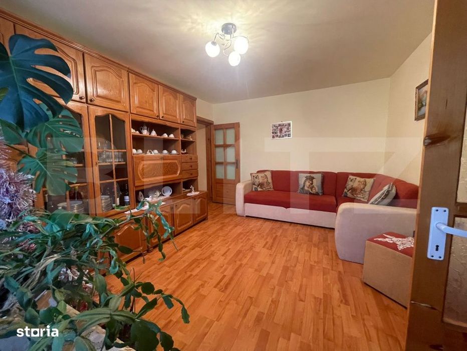 Apartament cu 3 camere, semidecomandat, spatios si luminos – zona av