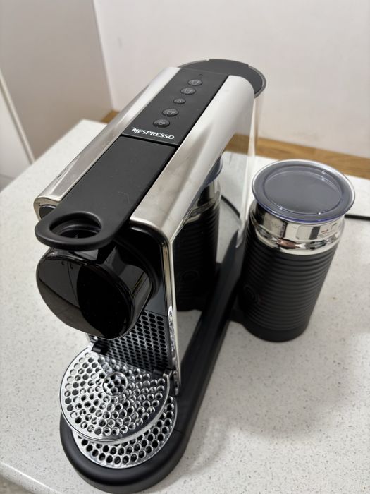 Vand aparat cafea Nespresso cu capsule