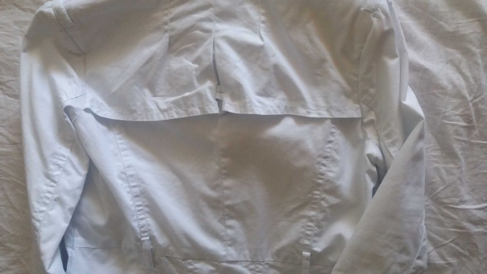 Сиво плътно есенно сако и бяло лятно - пролетно яке