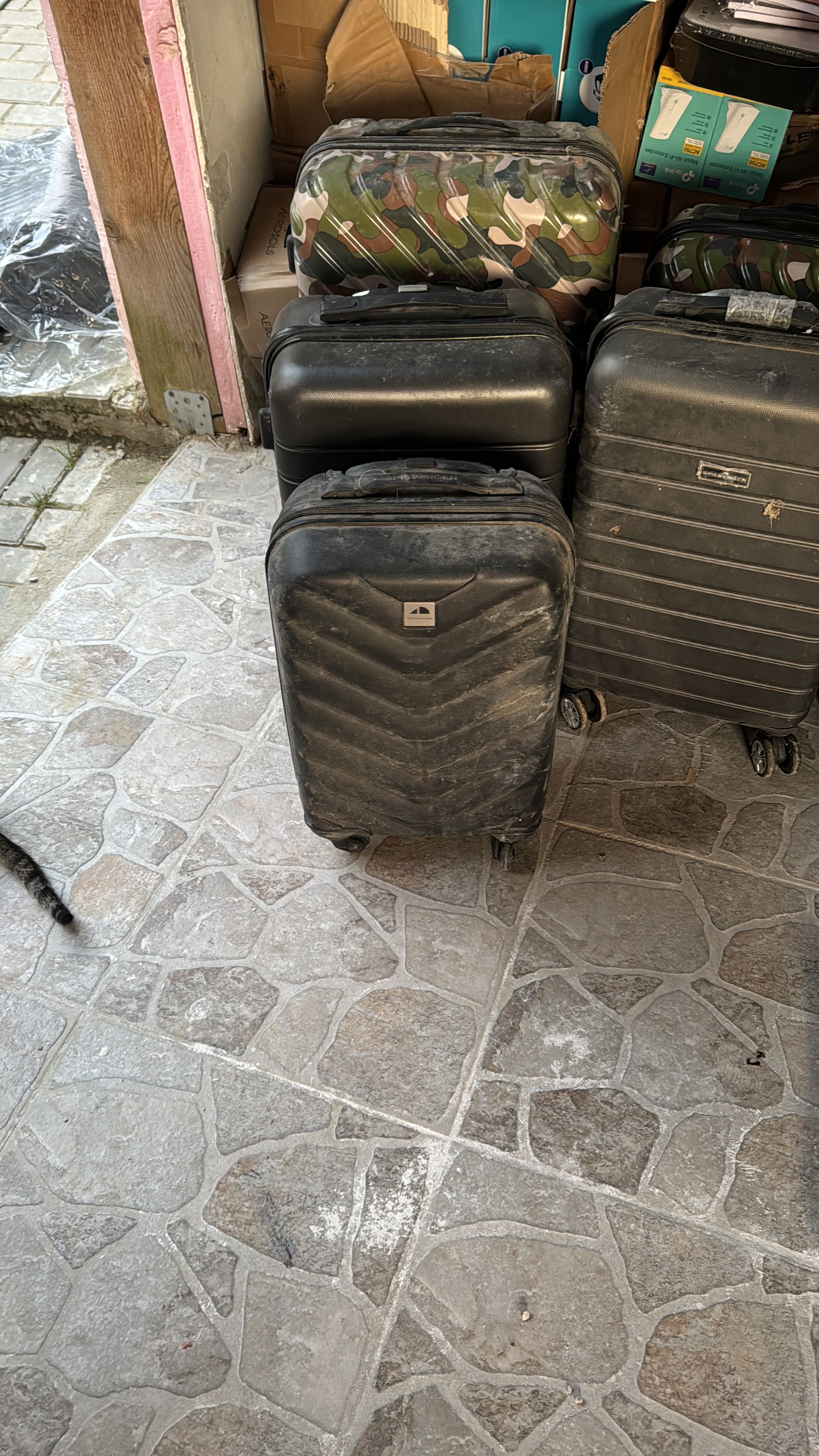 Troler diferite mărimi și diferite culori
