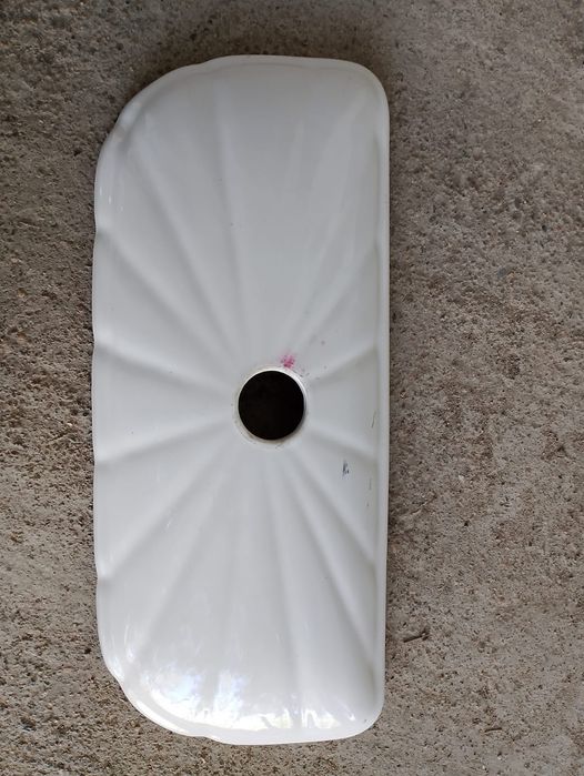 Крышка от бочка унитаза